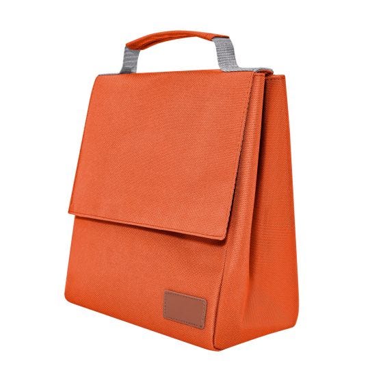 SIN 511, LONCHERA ESTEFA. Lonchera con interior metalizado. Bolsa principal estilo solapa con cerrado de velcro. Al frente, parche de curpiel. Para mayor comodidad cuenta con asa de transporte superior. Empaca tus alimentos y bebidas para el trabajo, escuela, viaje o picnic.