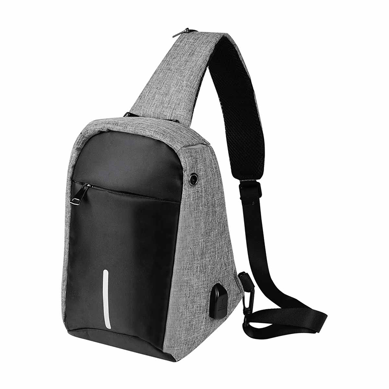 SIN 735, MOCHILA JAIPUR. Mochila con bolsa frontal y trasera con cierre oculto. 1 Compartimento interno. Incluye correa ajustable con un asa. Tirante y respaldo acojinado con cierre para llaves. Incluye puerto USB. se requiere conectar a batería portátil) para cargar smartphone. Batería portátil no incluida.